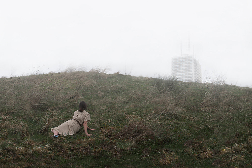 In this mixture of grief and hope, the characters appear on the point of disappearing within the fog that engulfs those urban utopias, considered at the time of construction to be symbols of progress.