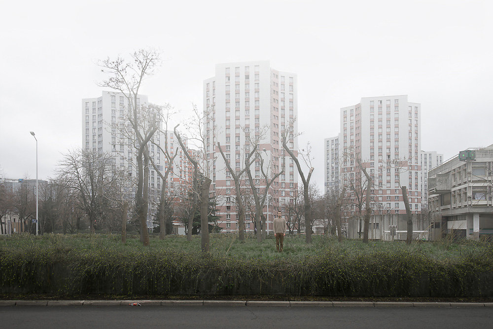 In this mixture of grief and hope, the characters appear on the point of disappearing within the fog that engulfs those urban utopias, considered at the time of construction to be symbols of progress.