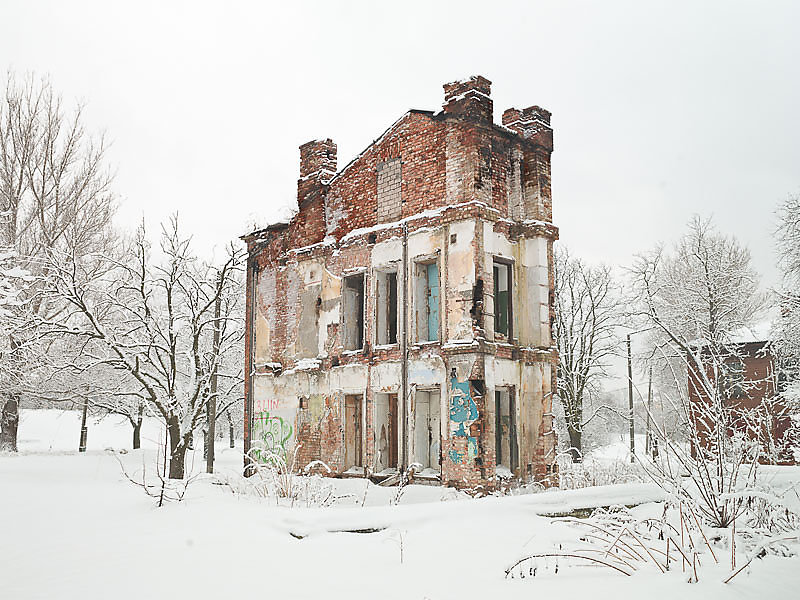 Cuando ya no estés photograph series by Álvaro Sánchez Montañés abandoned places urban exploration dystopian ruins after humans apocalyptic world