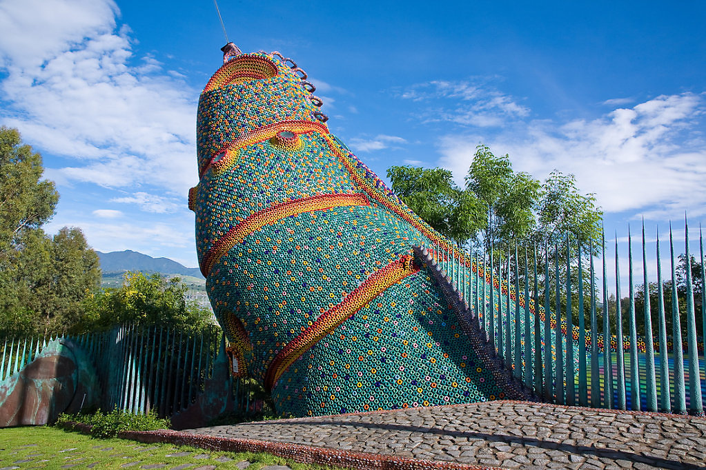 Javier Senosiaín Nido de Quetzalcoatl mexican bioarchitecture organic architecture colorful organic forms